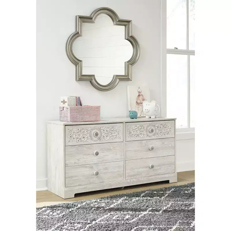 Commode à 6 tiroirs Paxberry Boho de Signature Design by Ashley, finition blanchie