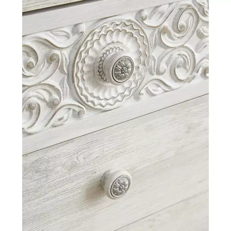 Commode à 6 tiroirs Paxberry Boho de Signature Design by Ashley, finition blanchie
