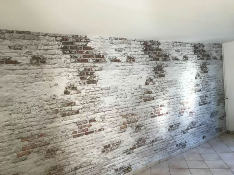 Un mur intérieur après papier-peint par Beauty Rénov