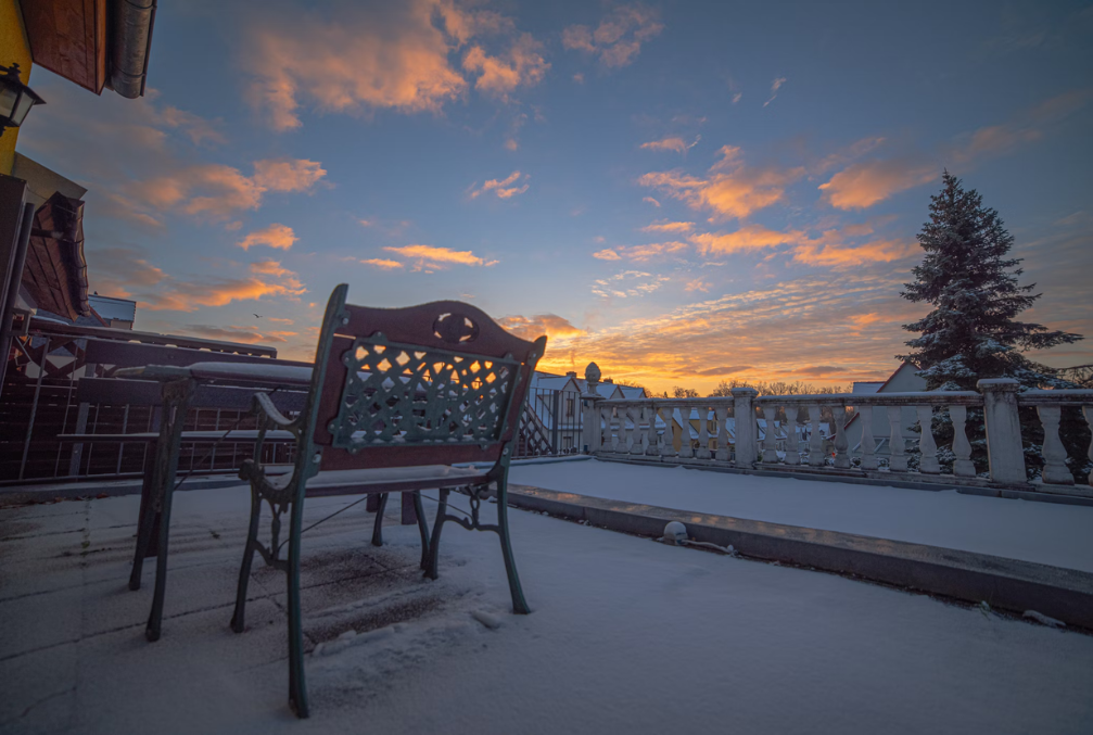 Un banc en fer forgé qui passe l'hiver dehors