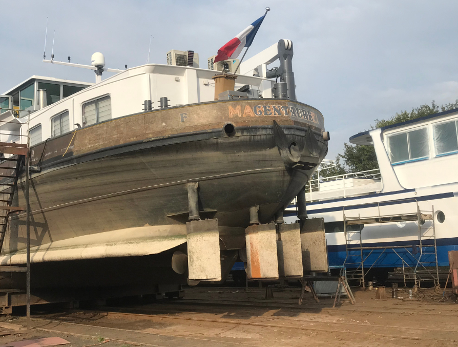 Une coque de bateau avant rénovation sur cale sèche