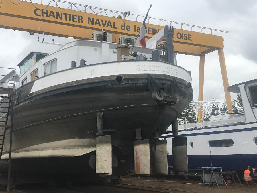 Une coque de bateau après rénovation par Candy de Beauty Rénov