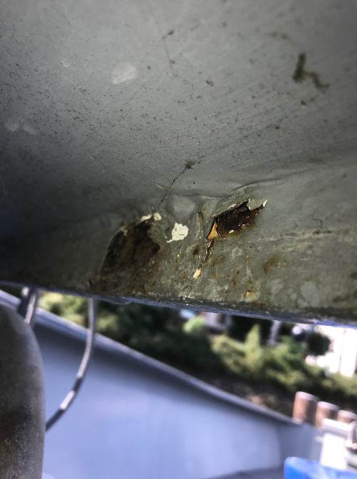 Une tache de rouille sur un bateau rénové par Beauty Rénov'