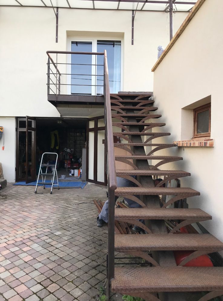 Escalier extérieur dans les Yvelines avant rénovation de Beauty Rénov'